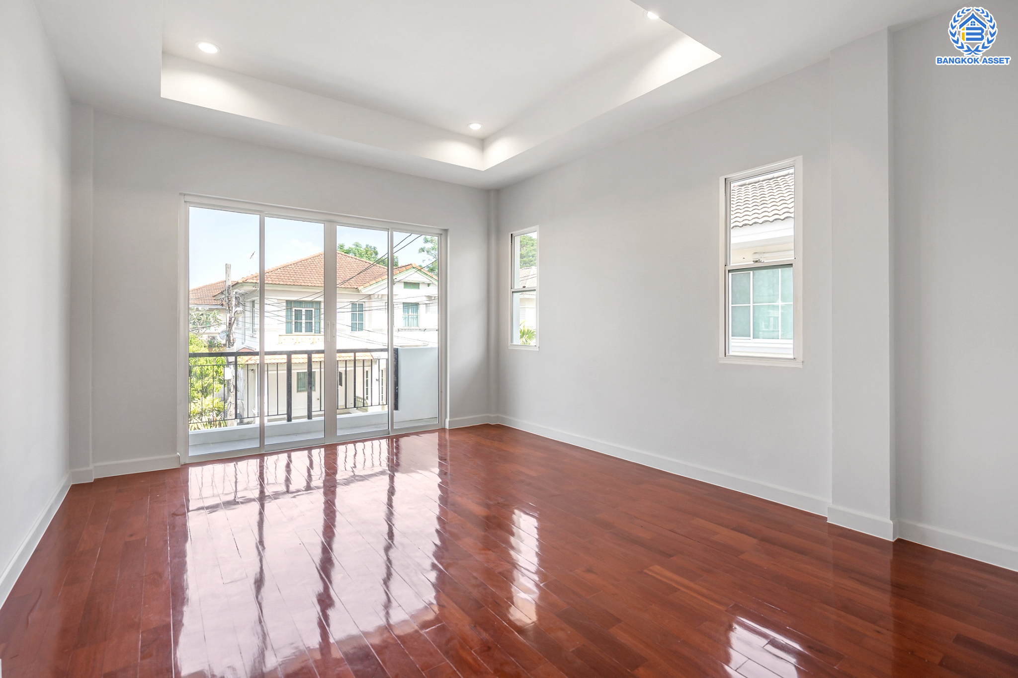 บ้านมือสองตกแต่งใหม่ ม.นันทวัน วัชรพล แบรนด์ LH เนื้อที่ 53.2 ตร.ว. ฟังก์ชัน 3 ห้องนอน 3 ห้องน้ำ จอดรถได้ 2 คัน Facilities ครบครัน บนทำเลเชื่อมต่อหลายเส้นทาง ถ.รามอินทรา ถ.สายไหม และถ.พหลโยธิน ใกล้สนามบินดอนเมือง ทางด่วน "ศรีรัช" และ เซ็นทรัลรามอินทรา